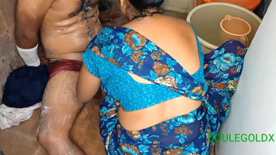 आंटी, तुम कपड़े धोने के लिए बैठ गए हो ...
