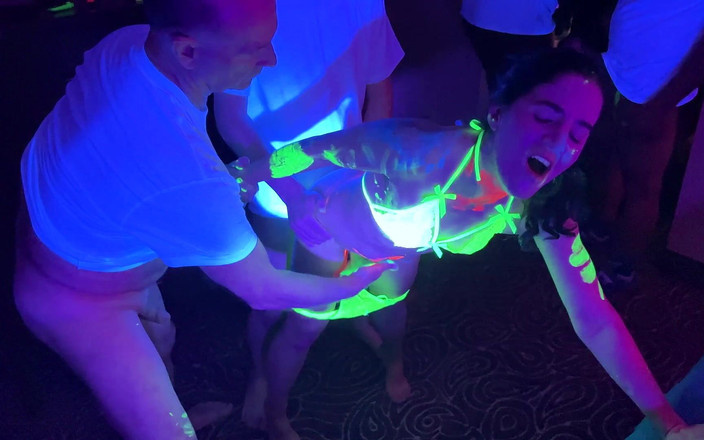 Cliff Media: Vidéo Complète - Soirée Glow! Gangbang Bukkake Pour Une Salope Avide...
