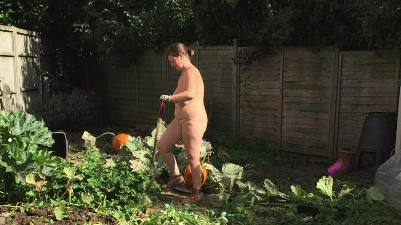 Frequentmasturbation: Naturists Enjoying the Summer Sunshine in the Garden
