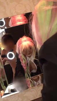 Cosplayer çevrimdışı seks buluşması - üniversiteli kız çıplak olmayan fotoğraf çekimi yapıyor kamera bana doğru döndüğünde heyecanlanıyorum