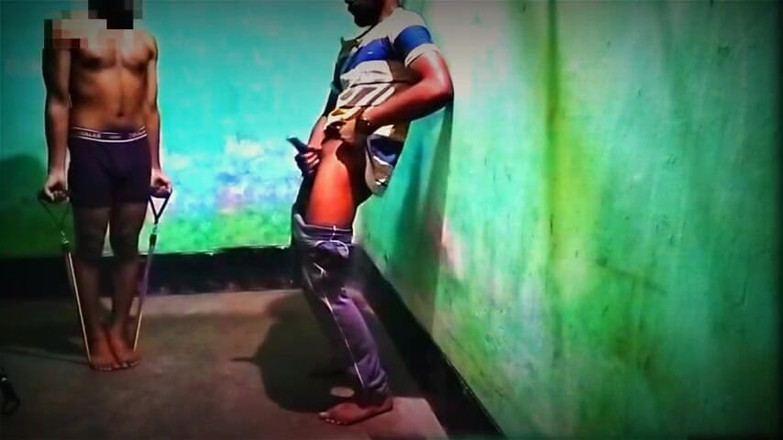 Desi Tits: Cowok trans dientot habis-habisan setelah olahraga hardcore sama cowok berotot...