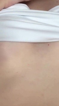 Chơi với những tities nhỏ của tôi