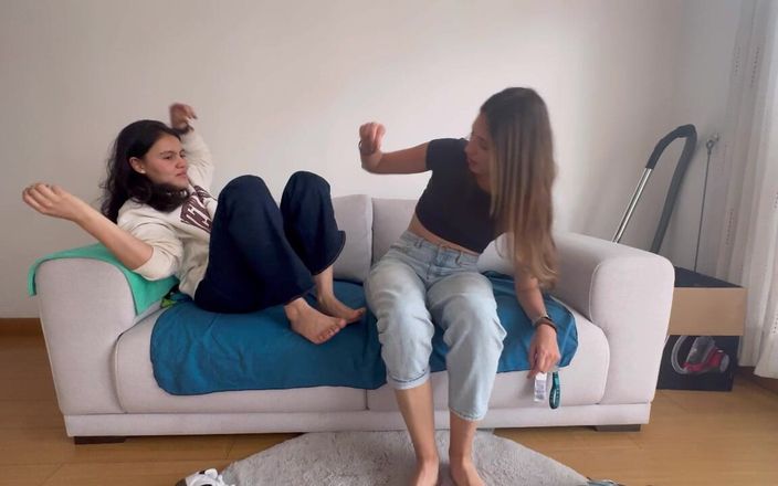 scarlettandc: Due donne che lottano con i piedi