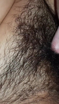 Mi sono masturbato ma la mia coinquilina mi ha aiutato a venire - illusione lesbica