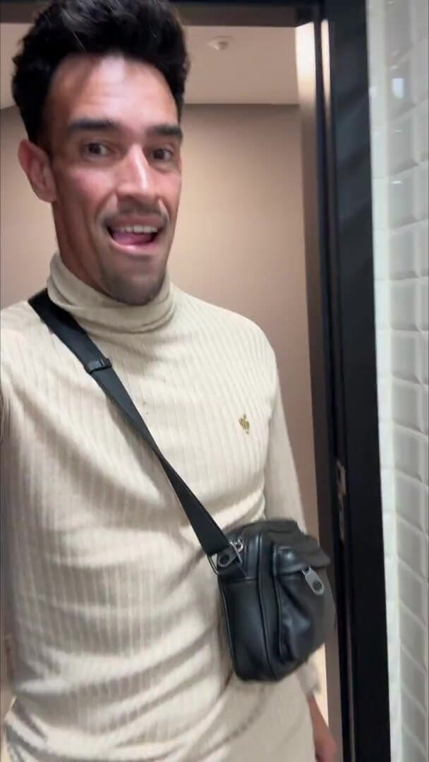 Paul Williams: Walking Naded on Public Bathroom