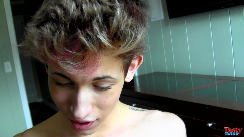 Tasty Twink: Bú cu blake được một điều trị