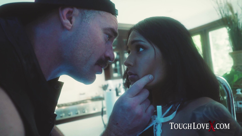 ToughLoveX: Pembantu rumah nakal Camila Cortez didisiplin