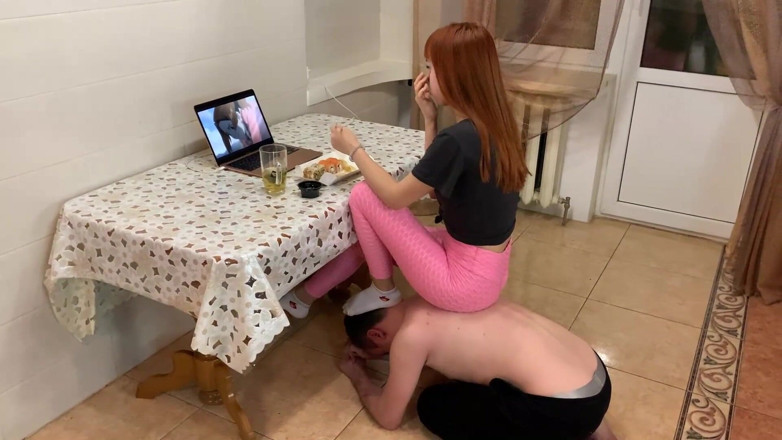 Petite Princesses Femdom: Kira äter middag i köket med sin pojkvän som mänskliga möbler...