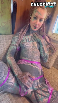 Coppia tatuata alt avventure perverse all'aperto in gita