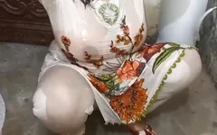 देसी गृहिणी बाथरूम में स्नान कर रही है