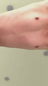 Zahniges japanisches mädchen mag joggen und geht auch gerne nach hause und trainiert im bett