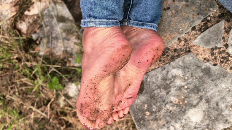Goddess Lena: Mis pies sucios para ti