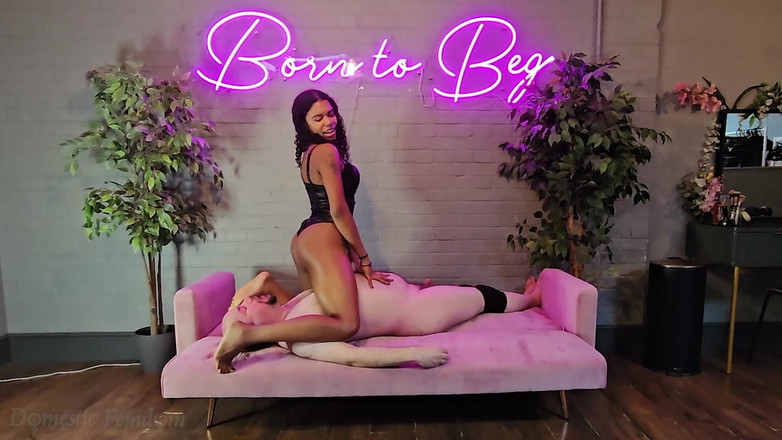 Domestic femdom: Berapa lama kamu bisa bertahan di bawah pantatku yang sempurna?