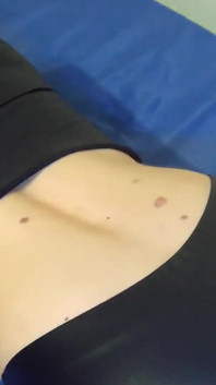 Bionda in leggings di pelle attillati scopata a pecorina