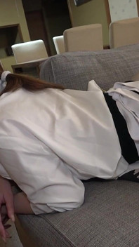 털이 무성한 보지를 질싸하는 마른 일본 하우스 메이드