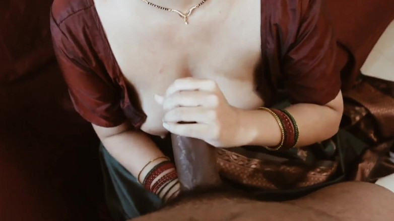 Joya Malik: Seksowna Bhabhi przyłapuje swojego Devara na szarpaniu i daje ręczną...