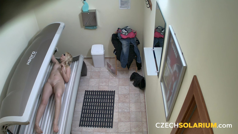 Czech Solarium: České solárium 12: Blonďatá kočička se svléká a dělá sexy show