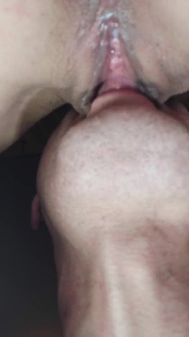 Wet Pussy Fuck: Memek mupit gadis remaja ini dijilat dengan nikmat - close up