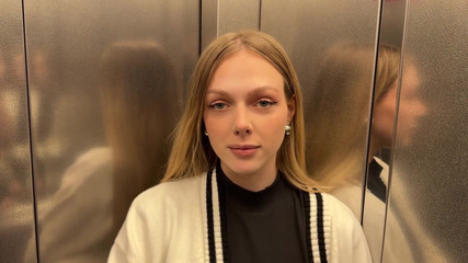 Arisha Mills: エレベーターで元クラスメートに会い、彼女は私のペニスに飛びつきました