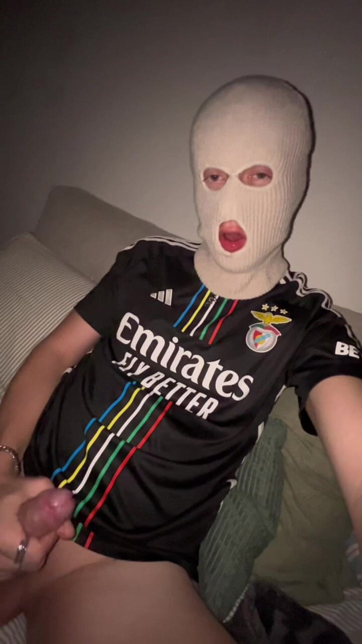 Axton Drake: Fratello calciatore mascherato a tarda notte