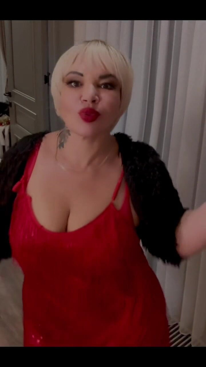 KarmenMilf: Güzel bir kıyafet tatil için hazır mı?