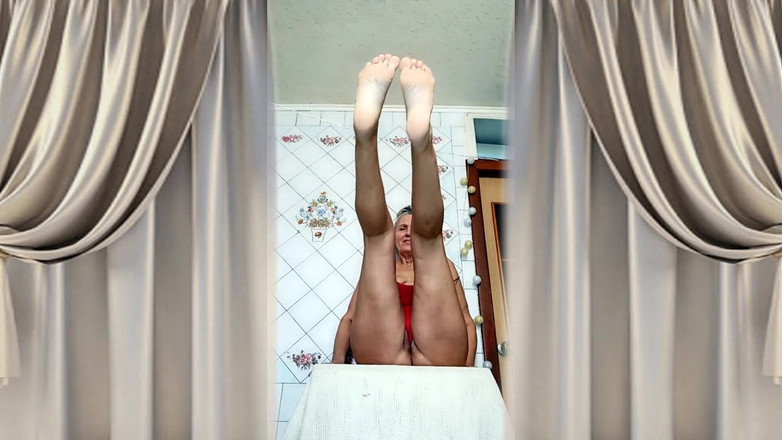 Lukerya: Gorąca gospodyni Lukerya w kuchni - Duże naturalne piersi i soczysty...