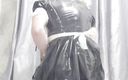 Sophie studio: Sissy maid med huva. Rider sin dildo