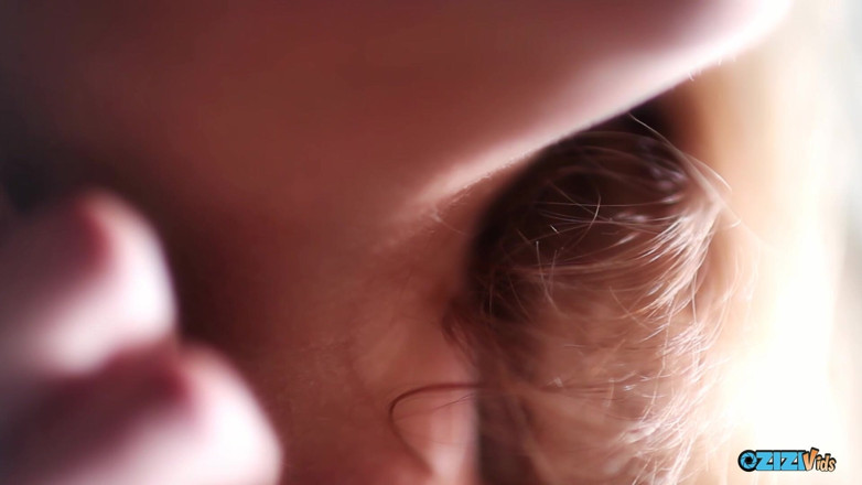 Zizi Vids: 彼女は官能的な女の子のマスターベーションと美しいセックスを見せ、アナルに至った