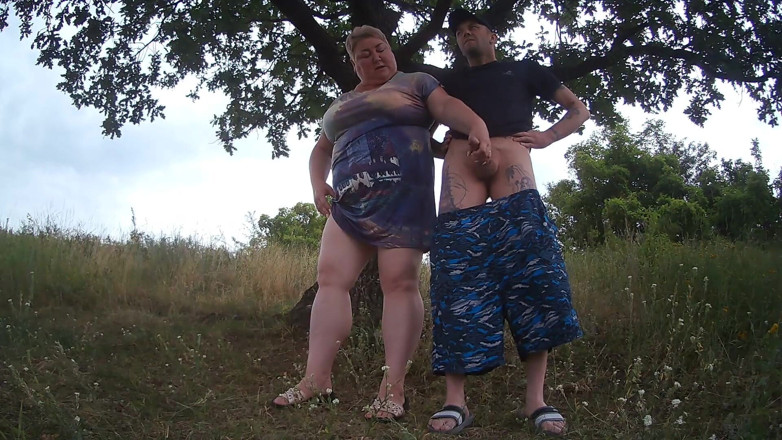 Zona901: Bitch jerks off my dick in the park