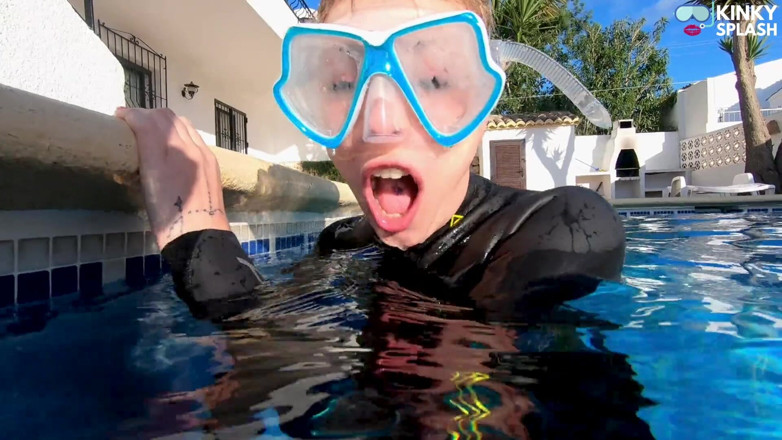 UKCuteGirl Lucy Lauren: Etsuit Underwater Dildo Blowjob - neopren zamaskowany ssie dziwkę