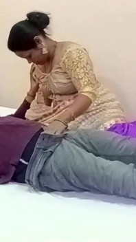युवा देवर पैंट के अंदर लंड मरोड़ते हुए- भाभी को देखा और लंड चुसाई की फिर साड़ी पर चूत में वीर्य के लिए चूत के अंदर चुदाई की