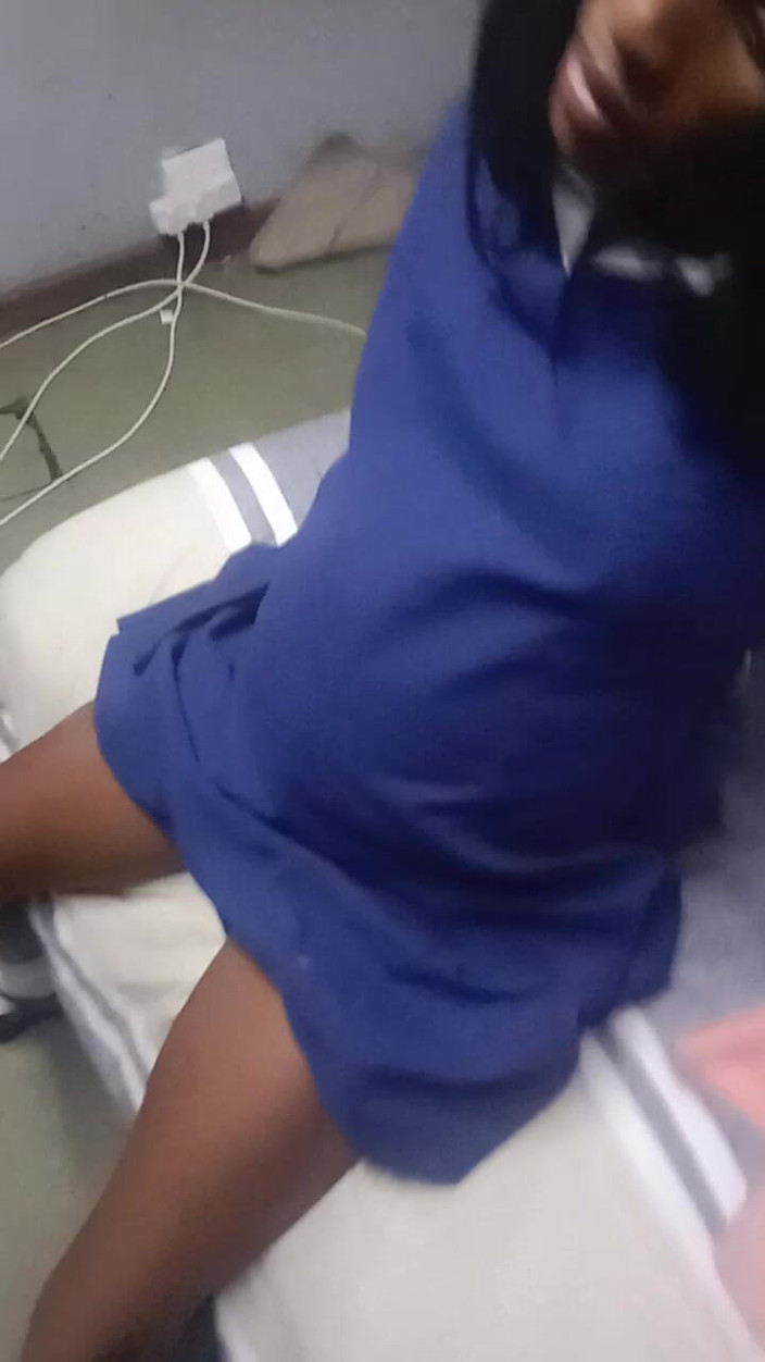 hothouse18xxx: 18 Yaşındaki Vergin Kızı Amını Parmaklıyor Ve Yarağını Emiyor