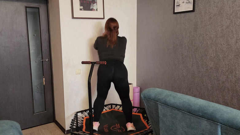 Peach Desert: Quente madrasta gordinha em leggings apertadas em um trampolins recebe...