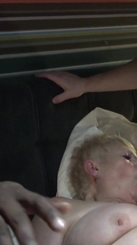 Hembiträde till behaga! Interracial par MMF 3sum med fönsterrengöringen