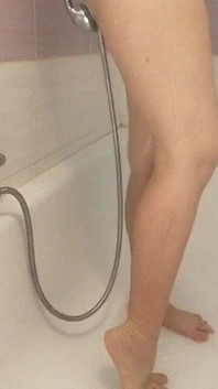 Sexy manželka si holí chlupy na kundičce.