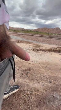 Jovem com pênis não circuncidado no deserto