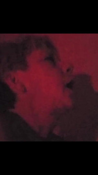 Pria sange ngentot pelacur dewasa di ruangan merah tembus kamera.