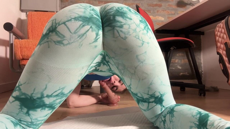 Misty Phoenix: 在口交时在我的紧身裤里撒尿