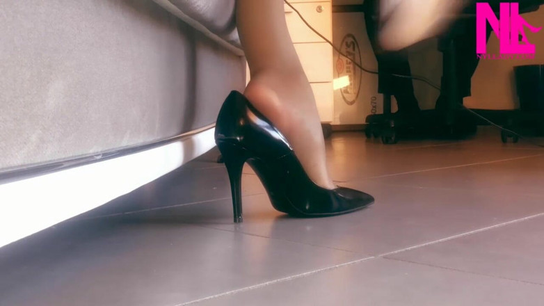 Nyllady: Colgando y jugando con los zapatos en bombas de patentes...