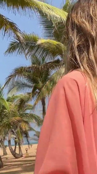 Biustna blondynka spaceruje i pokazuje nagie ciało na plaży
