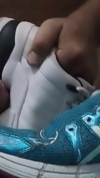 Sneaker đụ và xuất tinh vào lỗ đít