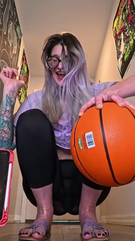Deusa de 1,80m de altura, desafio de uma mão no basquete, quanto tempo essas mãos enormes podem dominar?