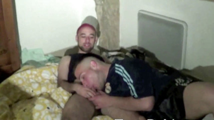 Sneaker gay: 2个运动鞋坏男孩的奴隶运动鞋场景