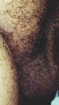 娇小的熟女承诺过最好的口交，她实现了。