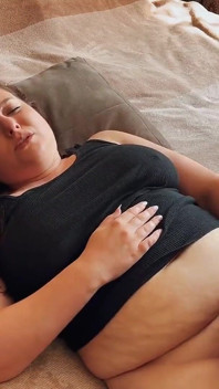 MiLF viene brillantemente. Pieno di sperma il petto e il viso di una splendida ragazza. Tina Redangel