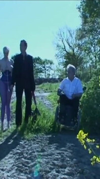 Sexy otrokyně ponižující, připoutané klečení na farmě