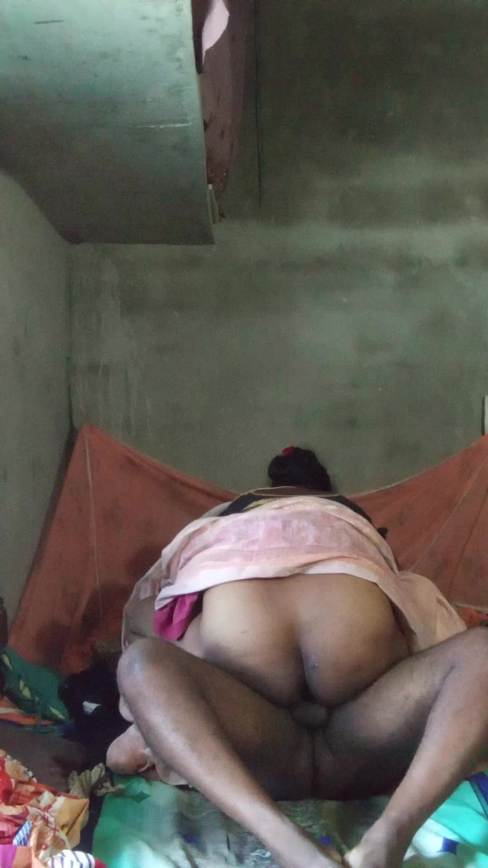 Thirsty pussy girl: Ve svém prvním videu můj plešatý nevlastní bratr šukal mou kundičku...