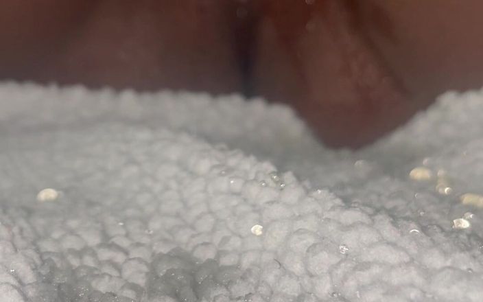 NaughtyMochaa: Gái da đen phun nước với đồ chơi