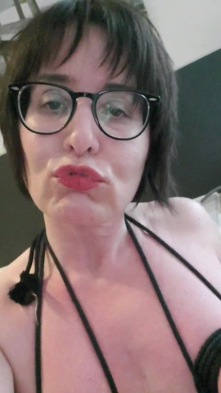 JulieEroticDress: Julie muasin dirinya sendiri pakai fisting sendirian