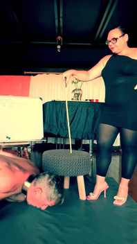 Stăpâna Dominatrix April - Ziua de antrenament cu bastonul 1